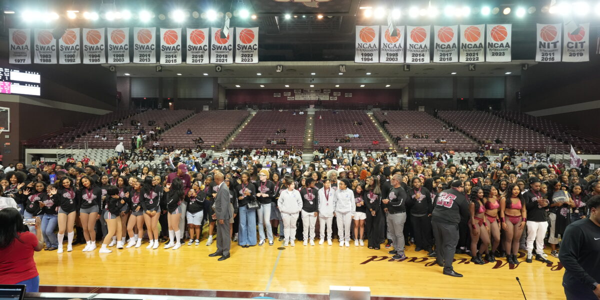 Picture of Academic Distinction Students on the Court for "Storm the Court"